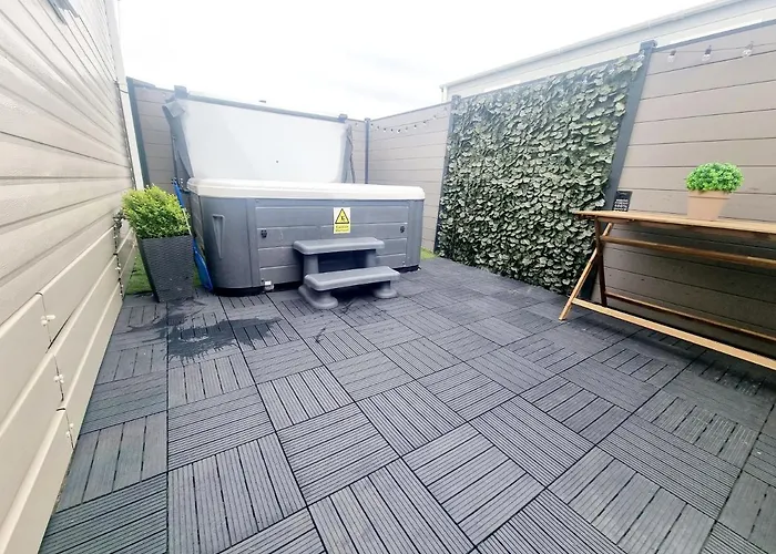 Apple Tree Lodge Hot Tub 3 Bedroom 2 Bars