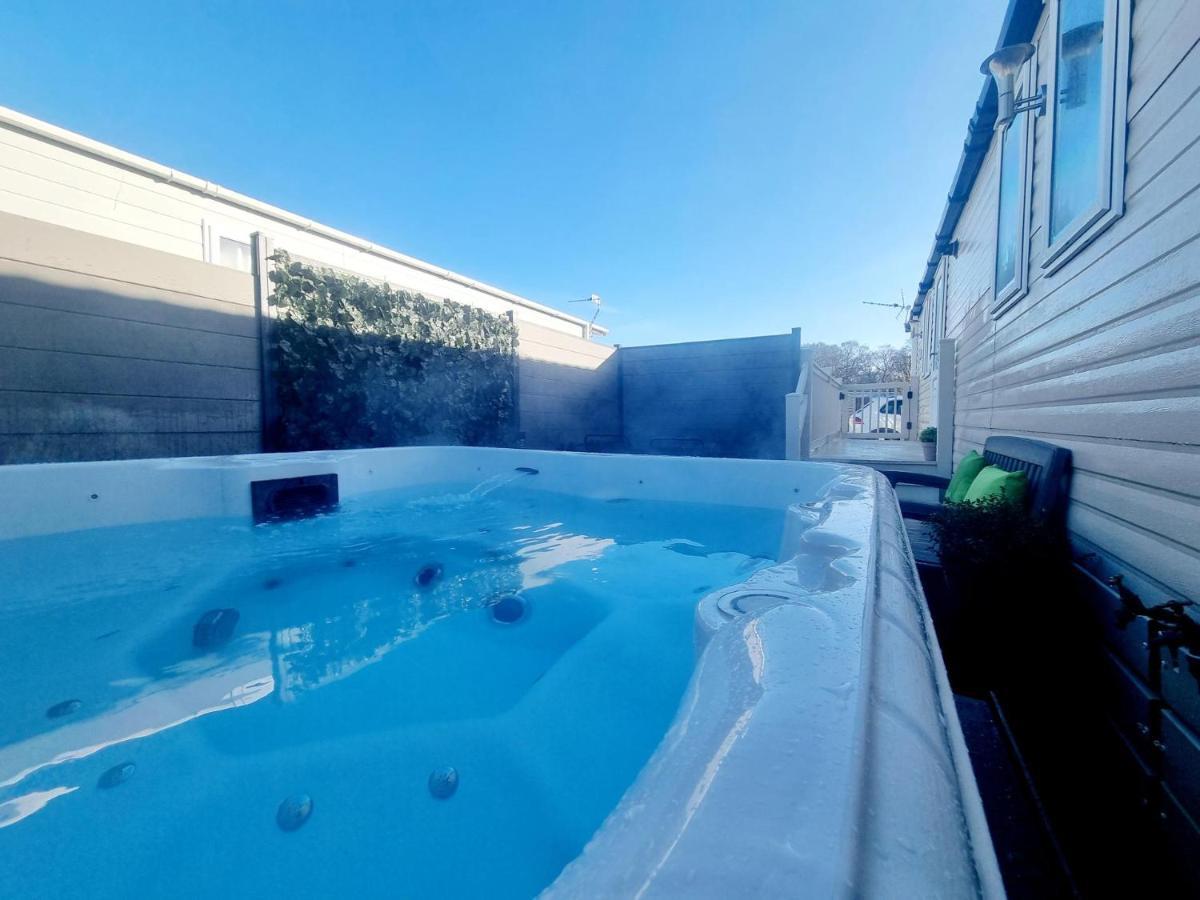 Apple Tree Hot Tub 3 Bedroom 2 Bars Holiday home *