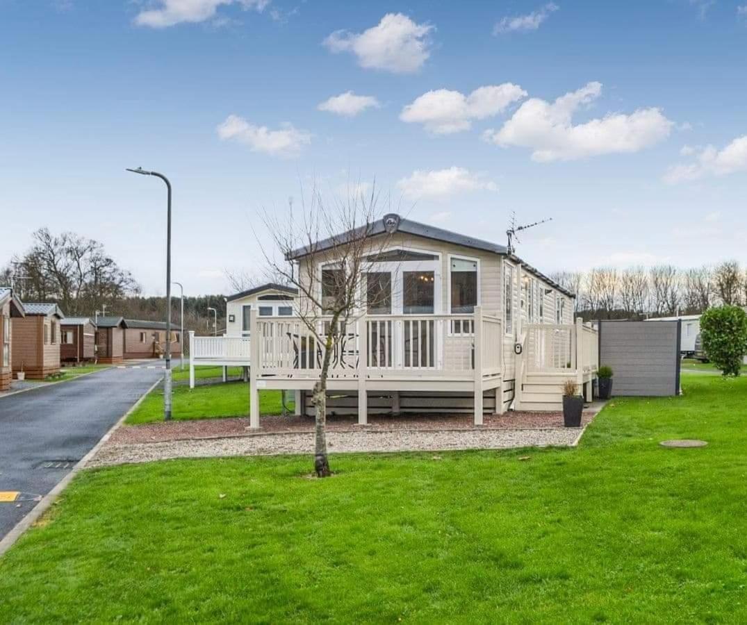 Apple Tree Hot Tub 3 Bedroom 2 Bars Holiday home *