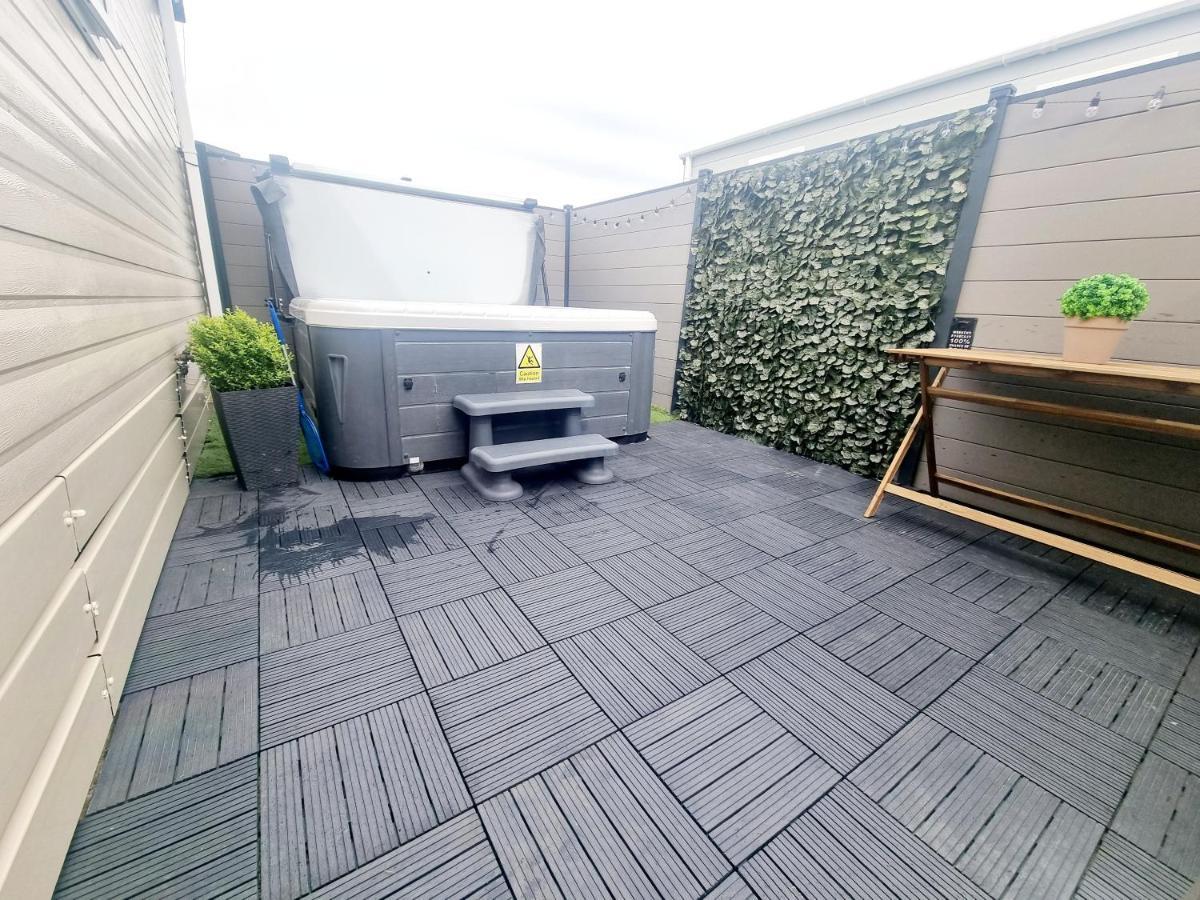 Apple Tree Hot Tub 3 Bedroom 2 Bars *